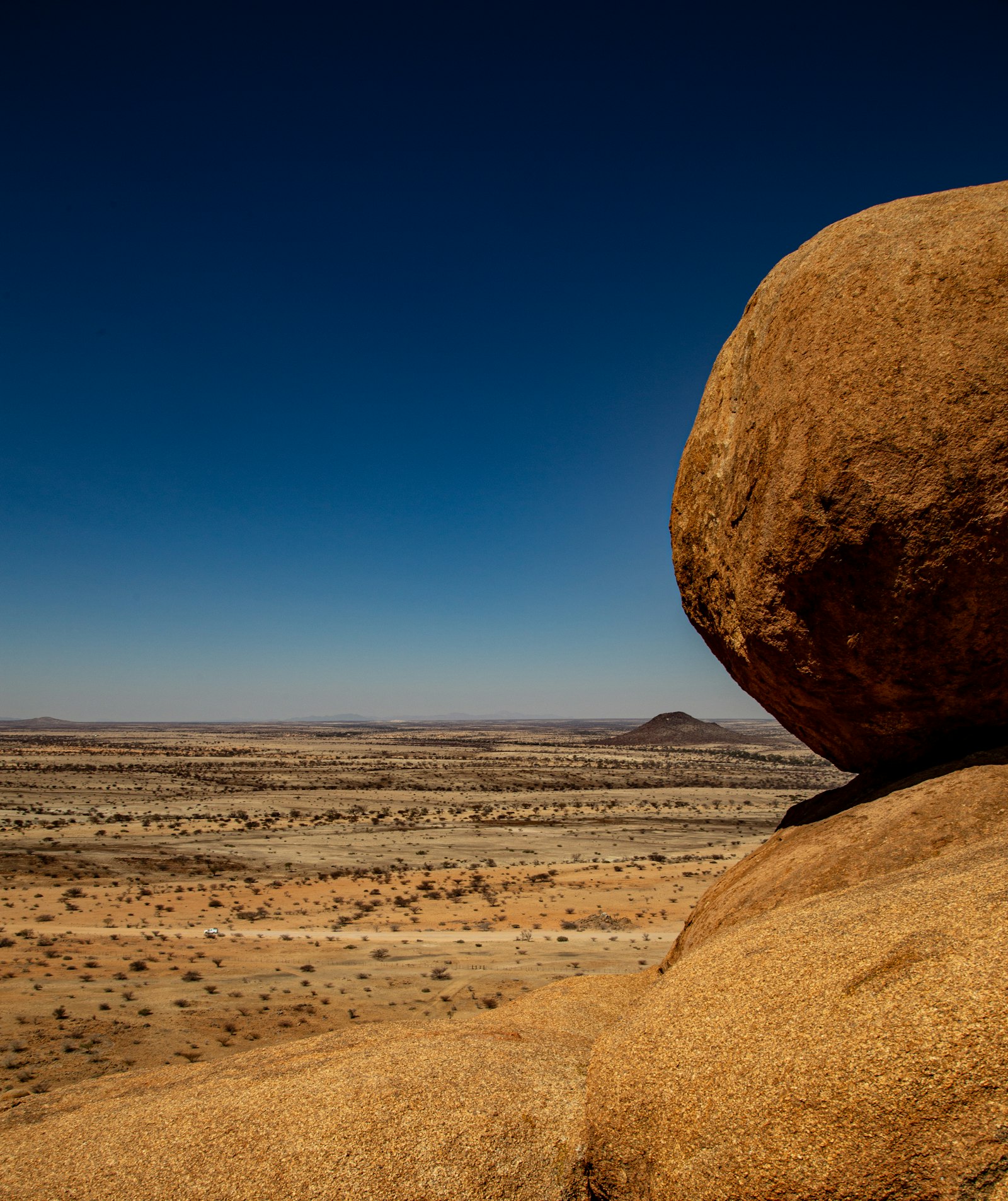 Grande formation rocheuse dans un paysage aride d'Afrique australe